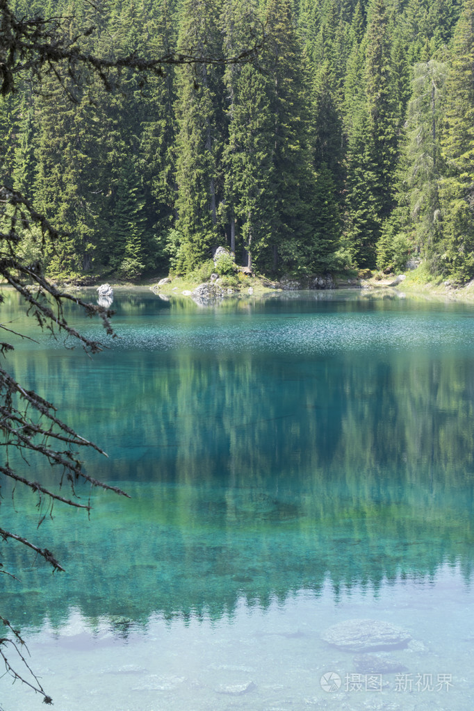 蓝色的景观湖的山