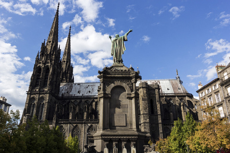 在法国的克莱蒙费朗大教堂照片