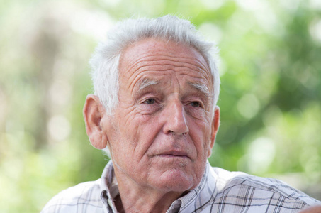 公园里的郁闷老头照片