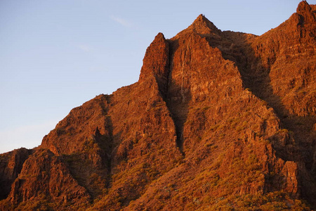 在山与太阳在黎明美丽的夏天风景