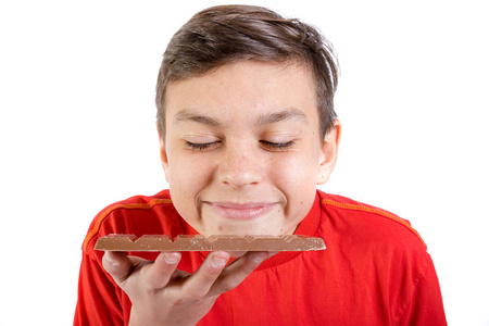 年轻的白种少年男孩用巧克力棒