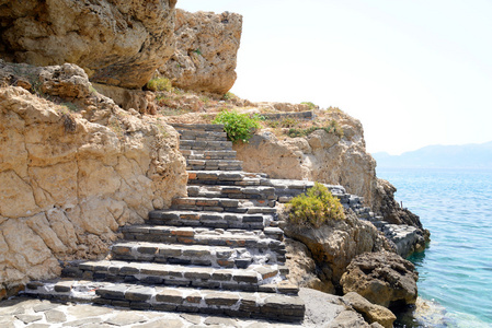 岩石在克里特海岸海