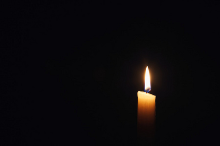 蜡烛在孤立的黑色背景