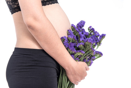 孕妇和白色背景上的花图片