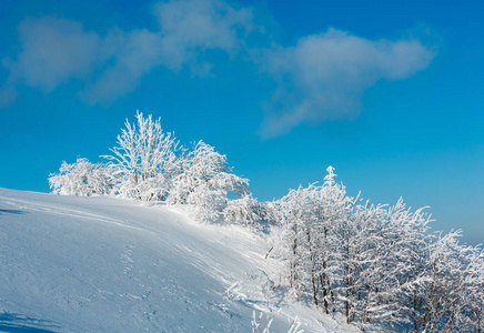 冬天山下雪的风景