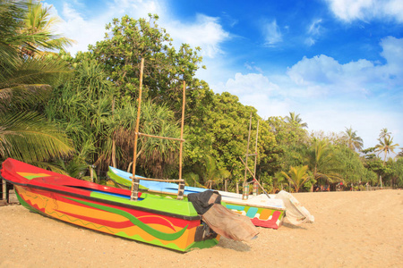 明亮的船上热带海滩的本托特，斯里兰卡在阳光明媚的一天