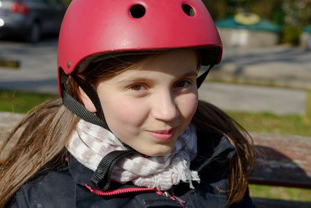 十几岁的女孩穿着溜冰鞋头盔
