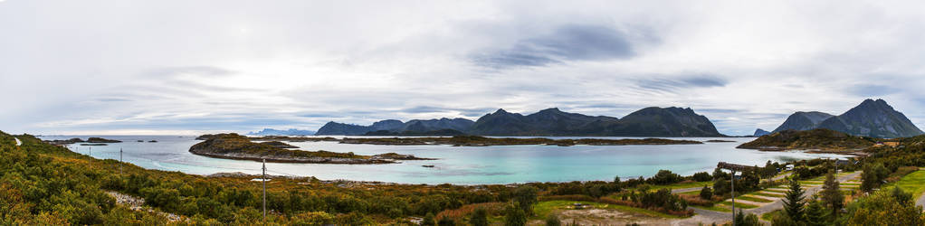 敦群岛的秋天全景。挪威。山和蔚蓝的水