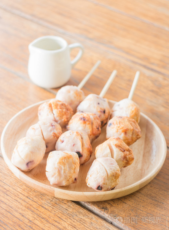 鱿鱼烤木盘上的球