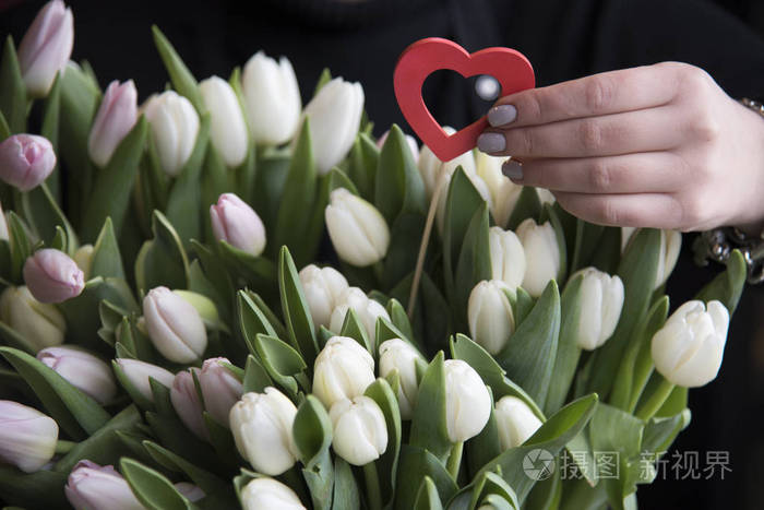 一大束郁金香和一颗心