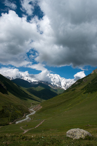 在山中徒步旅行