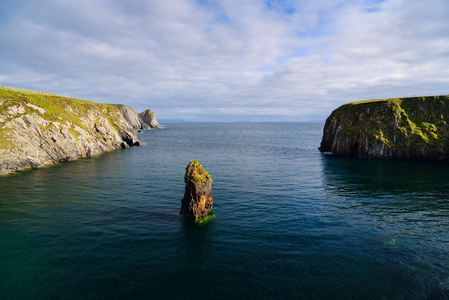 岩石在附近马林乞求，多尼戈尔郡，爱尔兰的海洋