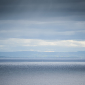 孤独的白色航行的海雾蓝,多尼戈尔,爱尔兰照片