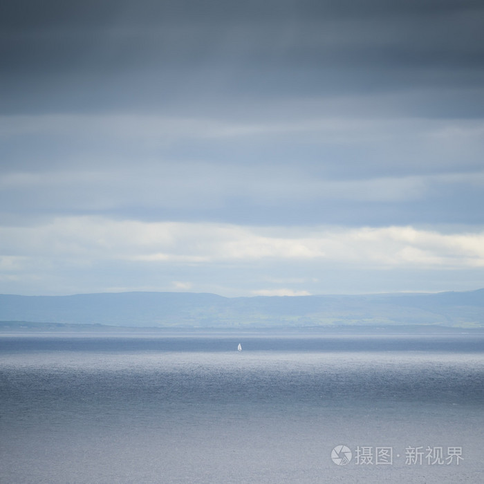 孤独的白色航行的海雾蓝多尼戈尔爱尔兰