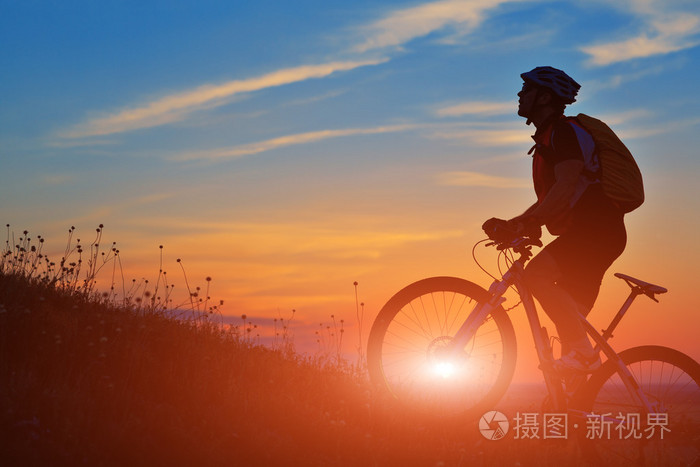 骑自行车的人和自行车对星空背景下的剪影