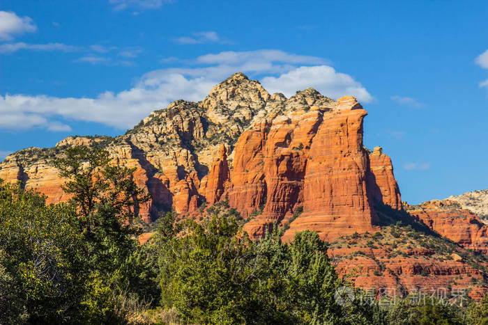 红色岩石山峭壁在高沙漠