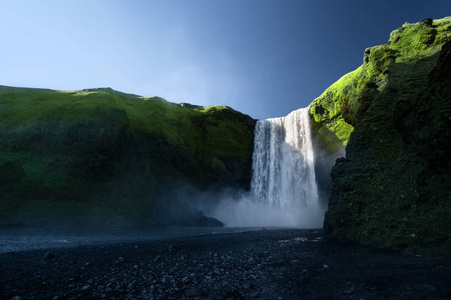 Skogarfoss 瀑布和夏季阳光明媚的日子冰岛