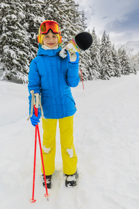 在滑雪道上滑雪者女孩