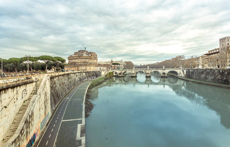 罗马河和城堡在冬季旅行
