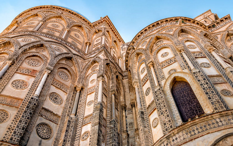 意大利西西里岛蒙雷阿莱大教堂古大教堂教堂的主门道和尖拱的外面
