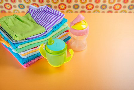 婴儿奶瓶和婴儿衣服