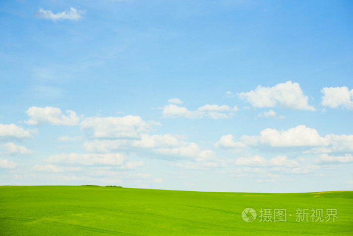 数字组成的绿色草地,蓝天白云