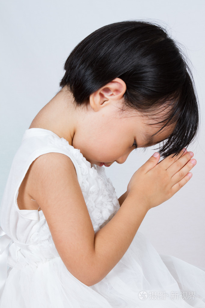 亚洲中国小女孩祈祷