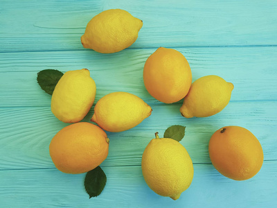 成熟橙色柠檬在蓝色木背景图片