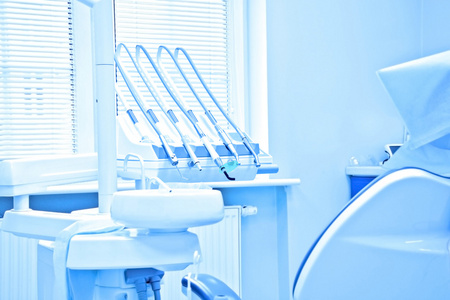 专业牙医工具在牙科诊所