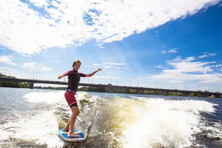 女孩骑研究 wakesurfing