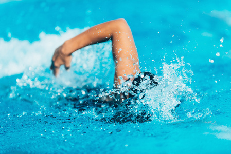 女子游泳运动员在行动