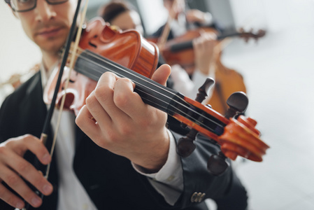 演奏小提琴图片