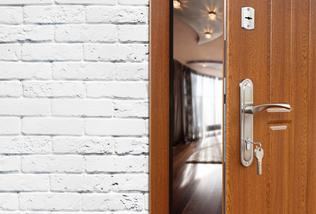 半开着的门的现代客厅特写孤立白开着的门开着门的牢房开着的窗户和