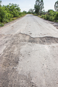 在农村受损的道路