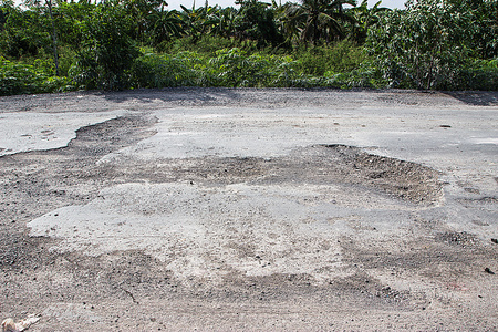 在农村受损的道路