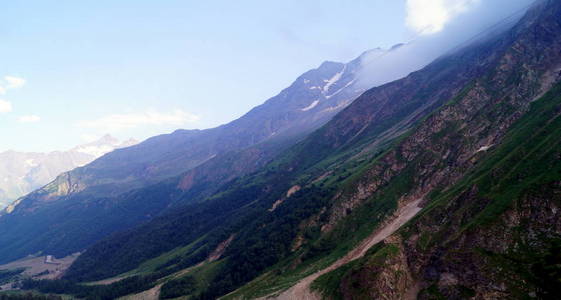 在一个晴朗的天山风景图片