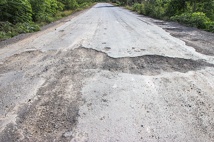 在农村受损的道路