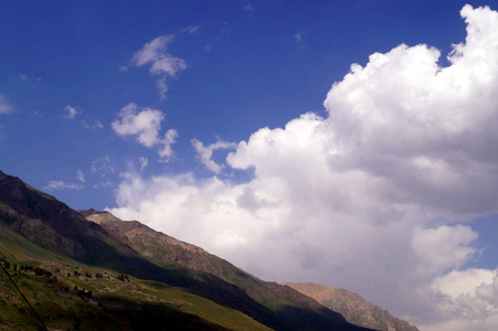 在一个晴朗的天山风景