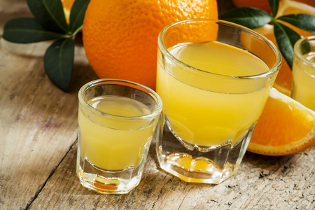 在大和小杯鲜橙汁照片