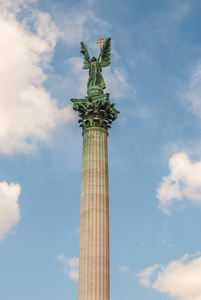 在布达佩斯的英雄广场上纪念碑的细节