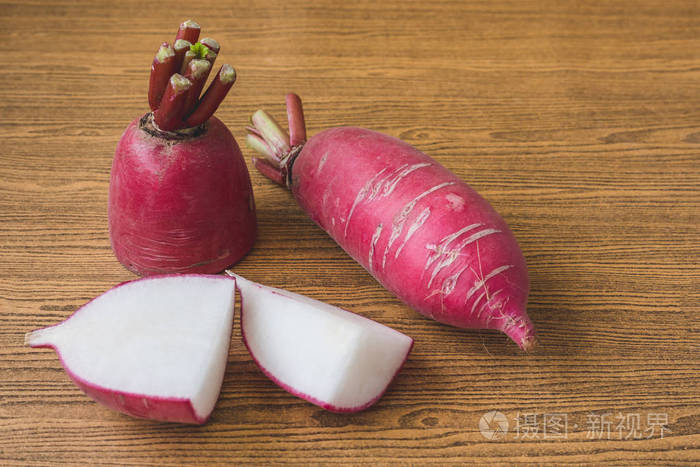 木桌背景鲜粉色萝卜