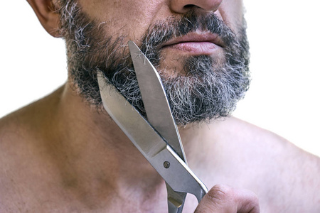 中年男子用旧剪刀剪胡子图片