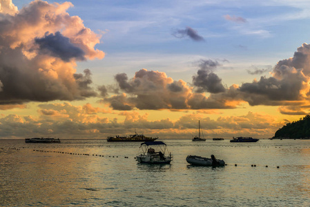 小船在海岸在普泰国与日落剪影风景