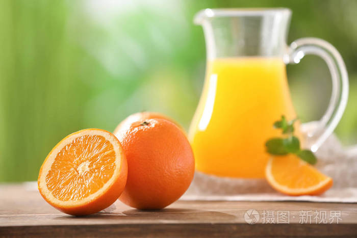 橙汁和水罐