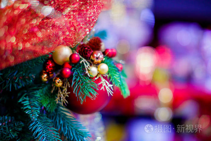红色悬挂球装饰圣诞树。闪亮的灯光闪耀圣诞装饰背景与文本信息或徽标的复制空间。社交或数字明信片节日问候