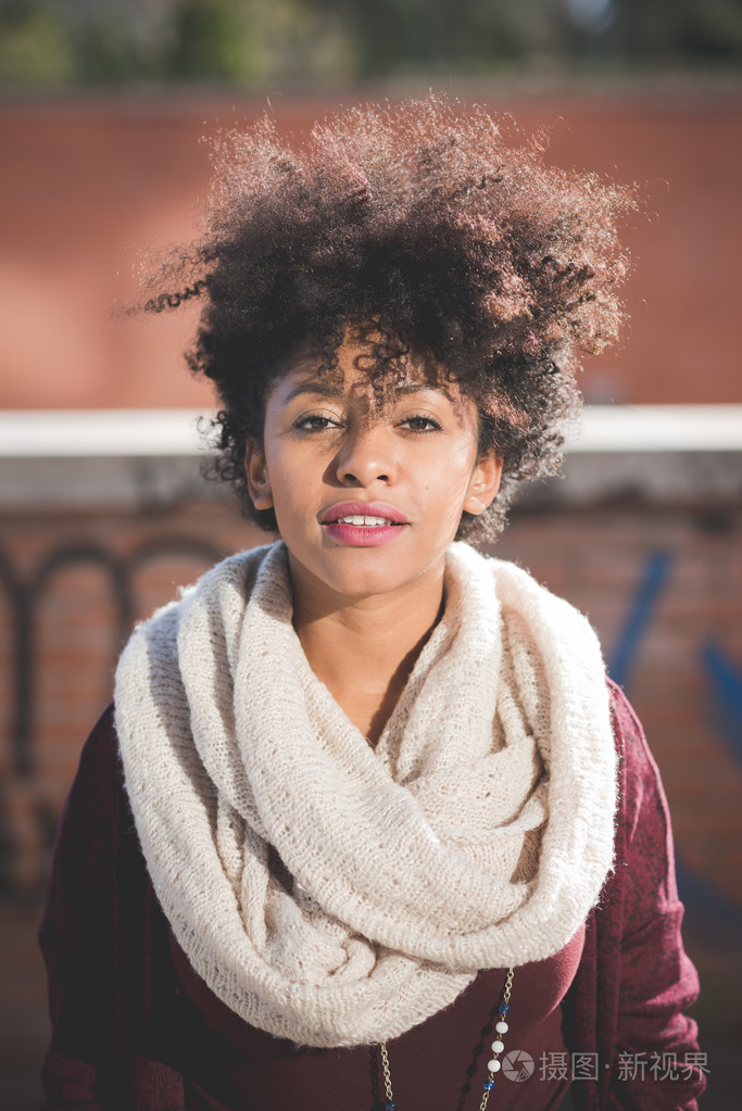 卷发的非洲女人
