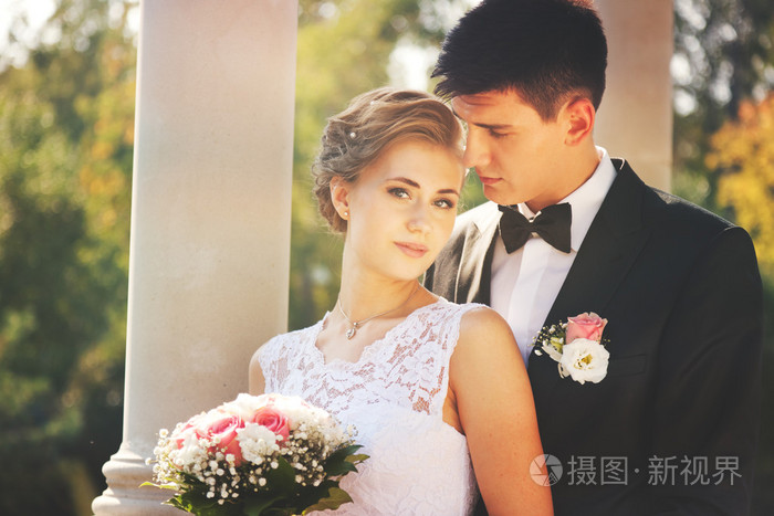 有吸引力的新郎和新娘婚礼当天