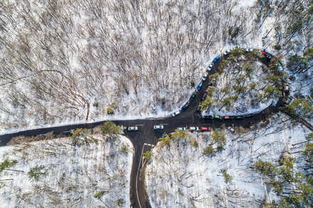 弯曲道路鸟瞰图图片