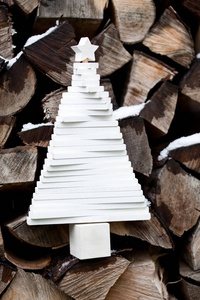 抽象的白色木制圣诞树在木柴背景ru