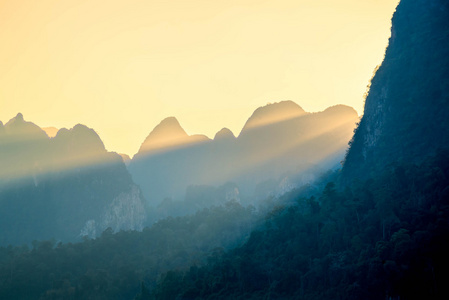 美丽的夕阳与山新蕾在山间的阳光